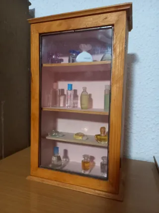 Vetrina con miniature incluse espositiva