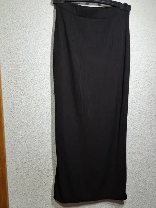 Falda larga negra con abertura sin marca