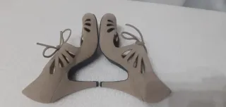 Décolleté beige con lacci