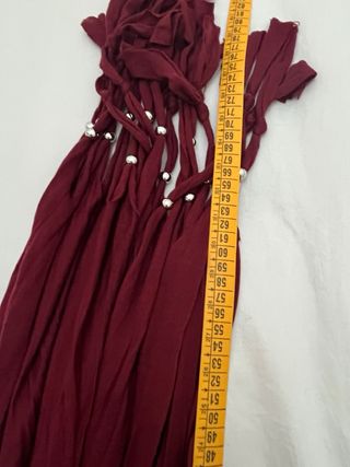 Fular granate con colgante