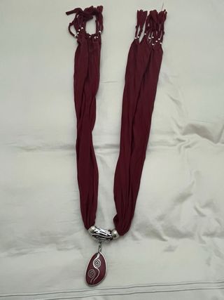 Fular granate con colgante