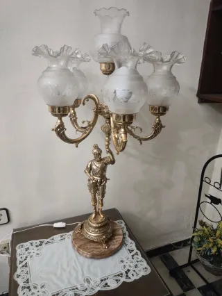 Lámpara de mesa clásica con figura