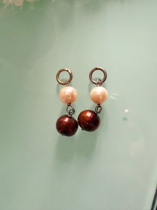Pendientes de perlas beige y marrón