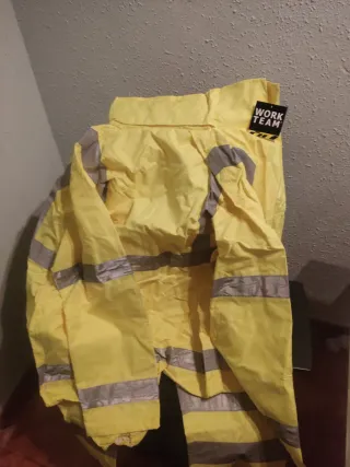Traje de agua reflectante amarillo
