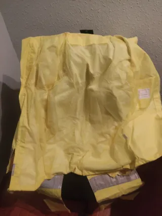 Traje de agua reflectante amarillo