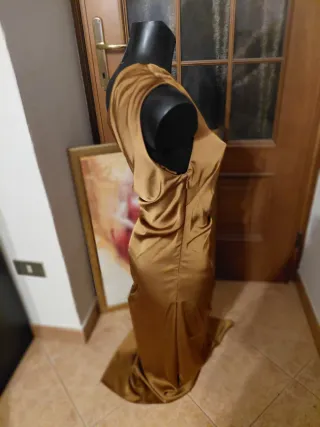 Abito monospalla bronzo con spacco