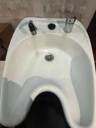 Lavacabezas con silla de cuero y mesita con cajone