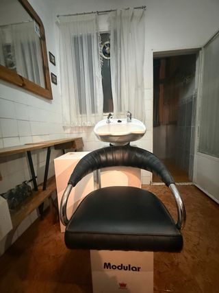 Lavacabezas con silla de cuero y mesita con cajone