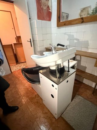 Lavacabezas con silla de cuero y mesita con cajone