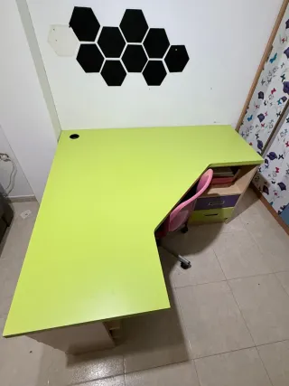 Escritorio de esquina verde y rosa