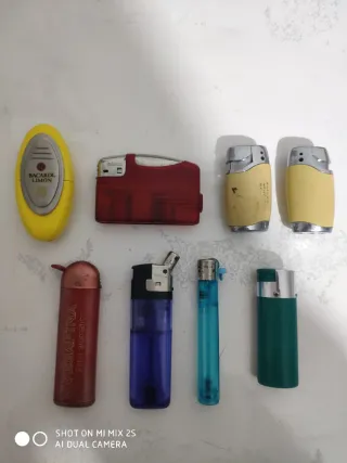 Set di 8 accendini rari