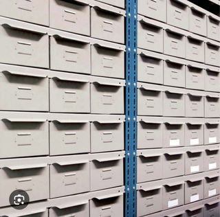 Estantería metálica con cajones organizadores