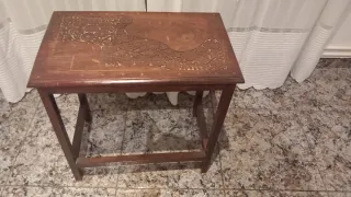 Mesa de madera tallada