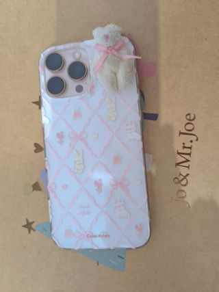 Funda móvil con osito y conejos iPhone 16 pro max