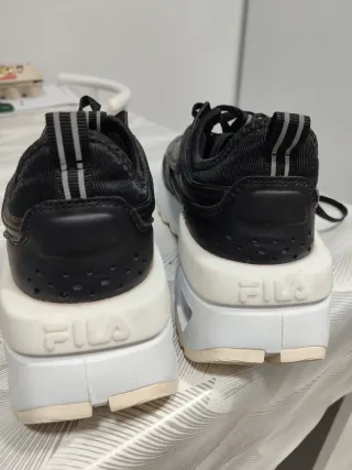 Deportivas Fila Negras y Blancas