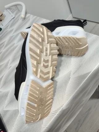 Deportivas Fila Negras y Blancas