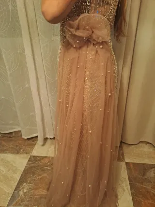 Vestido de fiesta beige y dorado