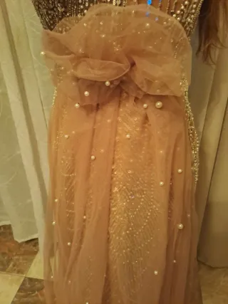 Vestido de fiesta beige y dorado