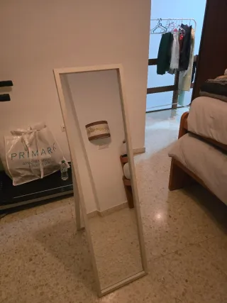 Espejo con pie blanco