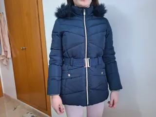 Abrigo azul marino con capucha