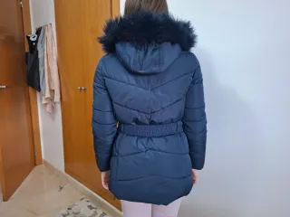 Abrigo azul marino con capucha