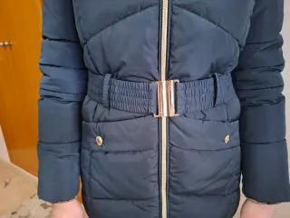 Abrigo azul marino con capucha