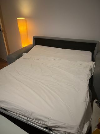 Sofá-cama gris de tela