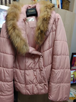 Plumas mujer rosa con capucha