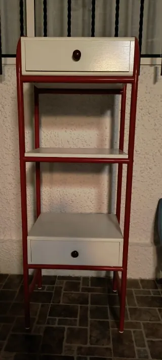 Estantería pequeña con cajones