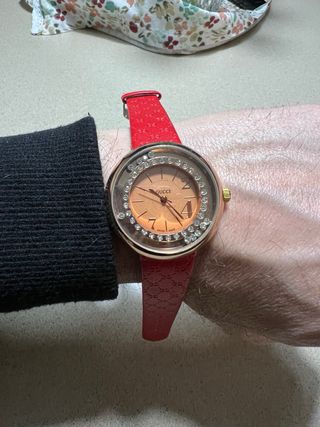 Orologio molto bello Con brillantini girevoli.