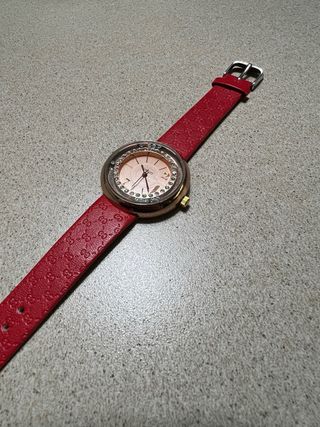 Orologio molto bello Con brillantini girevoli.