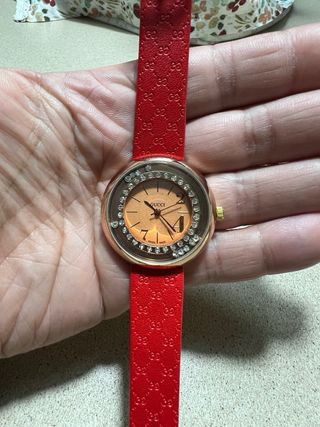 Orologio molto bello Con brillantini girevoli.