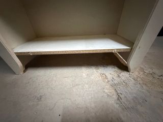 Armario blanco con estantes