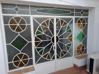 Puerta y ventanal hierro y cristales de colores