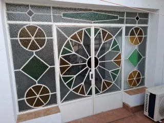 Puerta y ventanal hierro y cristales de colores