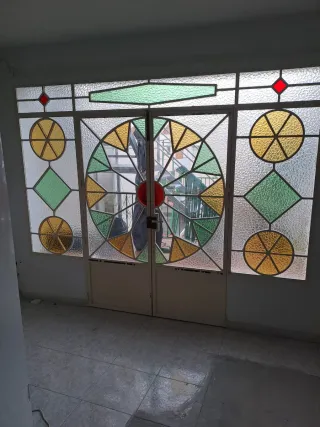 Puerta y ventanal hierro y cristales de colores