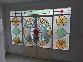 Puerta y ventanal hierro y cristales de colores