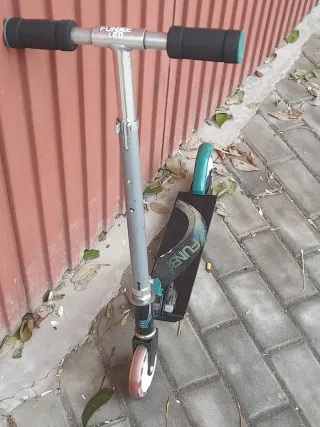 Patinete infantil negro y verde