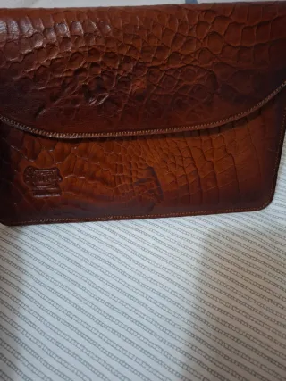 Bolso de cuero marrón con textura