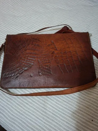 Bolso de cuero marrón con textura