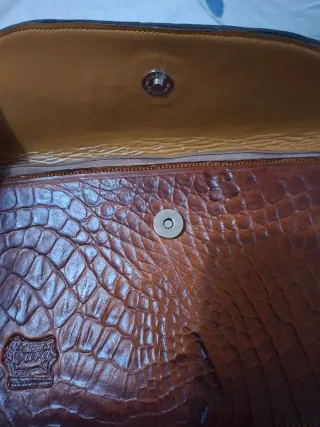 Bolso de cuero marrón con textura