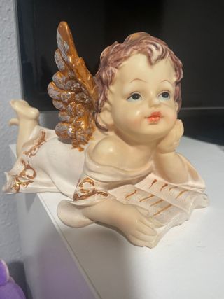 Figura de ángel leyendo