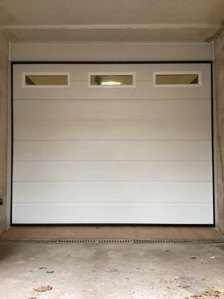 Puerta de garaje blanca seccional