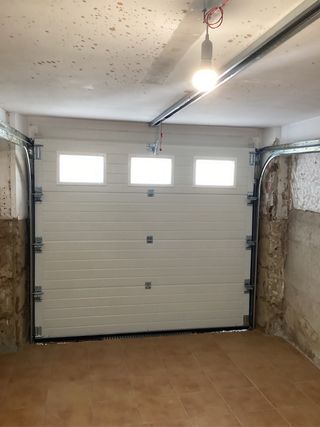 Puerta de garaje blanca seccional