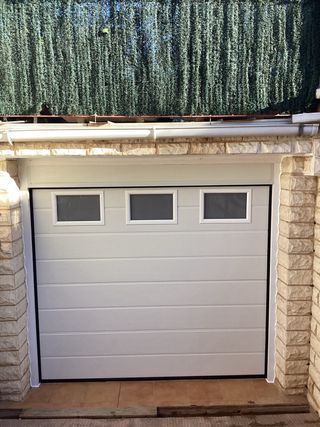 Puerta de garaje blanca seccional