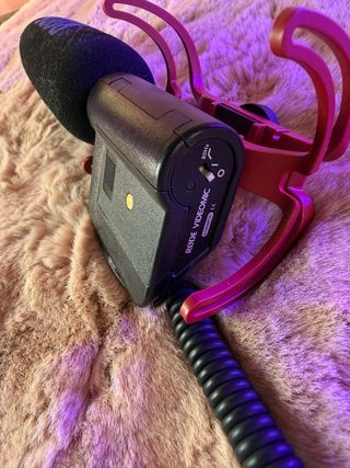 Micrófono Rode con antiviento