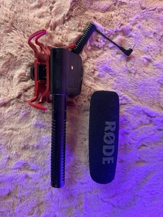 Micrófono Rode con antiviento