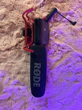 Micrófono Rode con antiviento