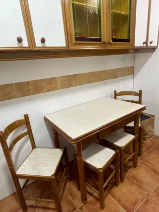 Mesa extensible, 2 sillas y 2 banquetas, cocina