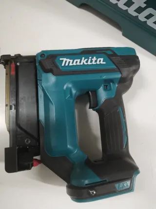 Clavadora makita 18v con bateria y maletin